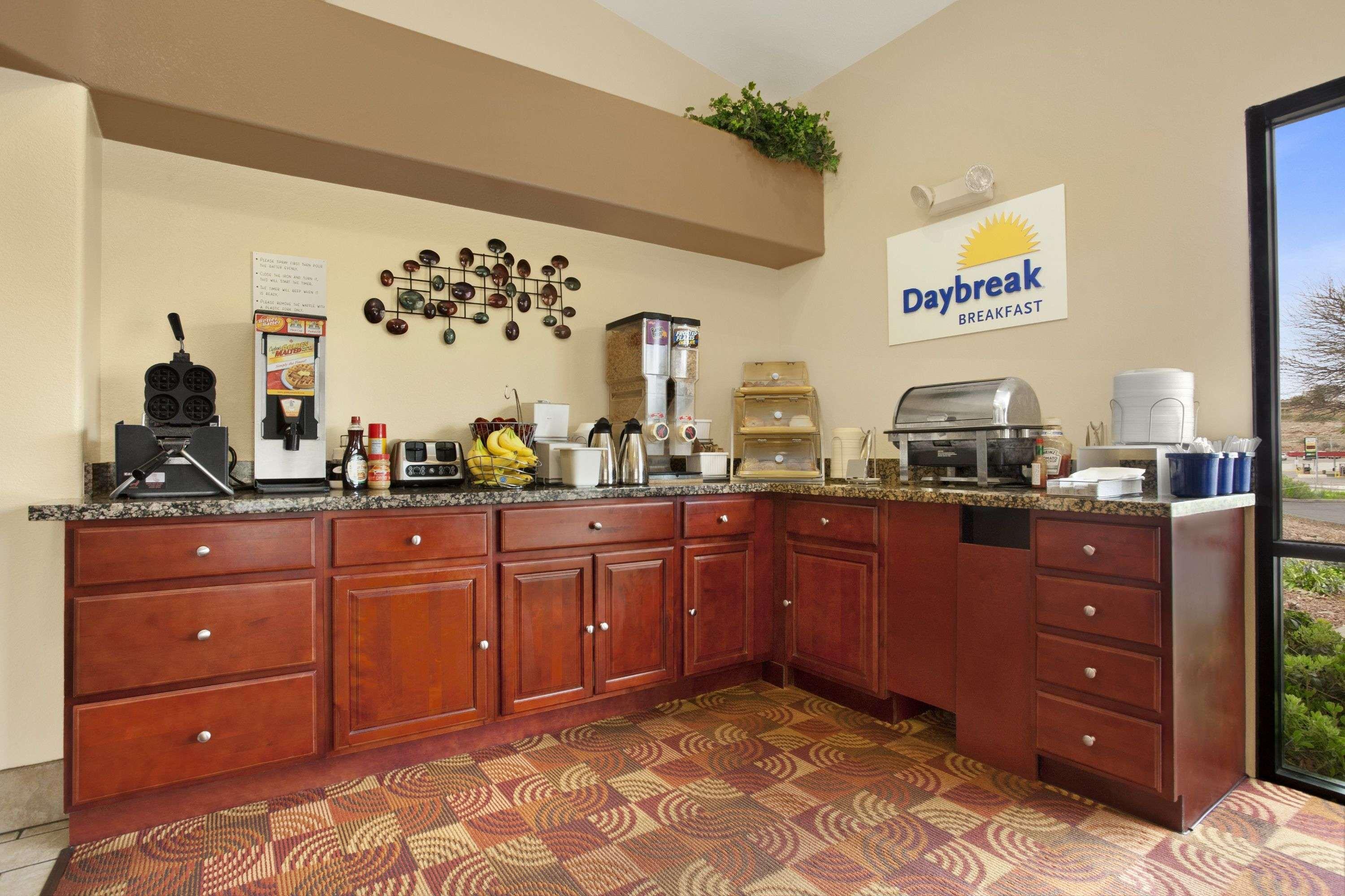 Days Inn By Wyndham Globe Esterno foto