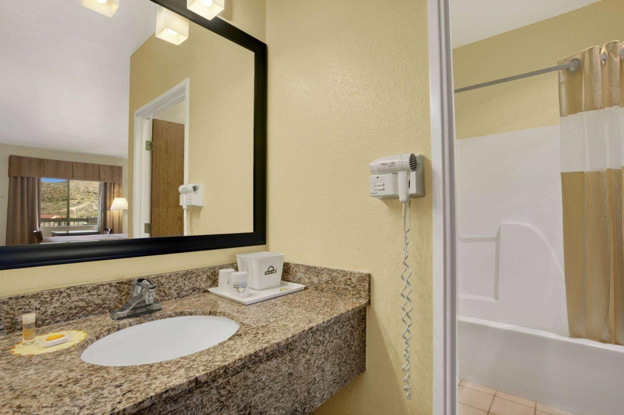 Days Inn By Wyndham Globe Esterno foto
