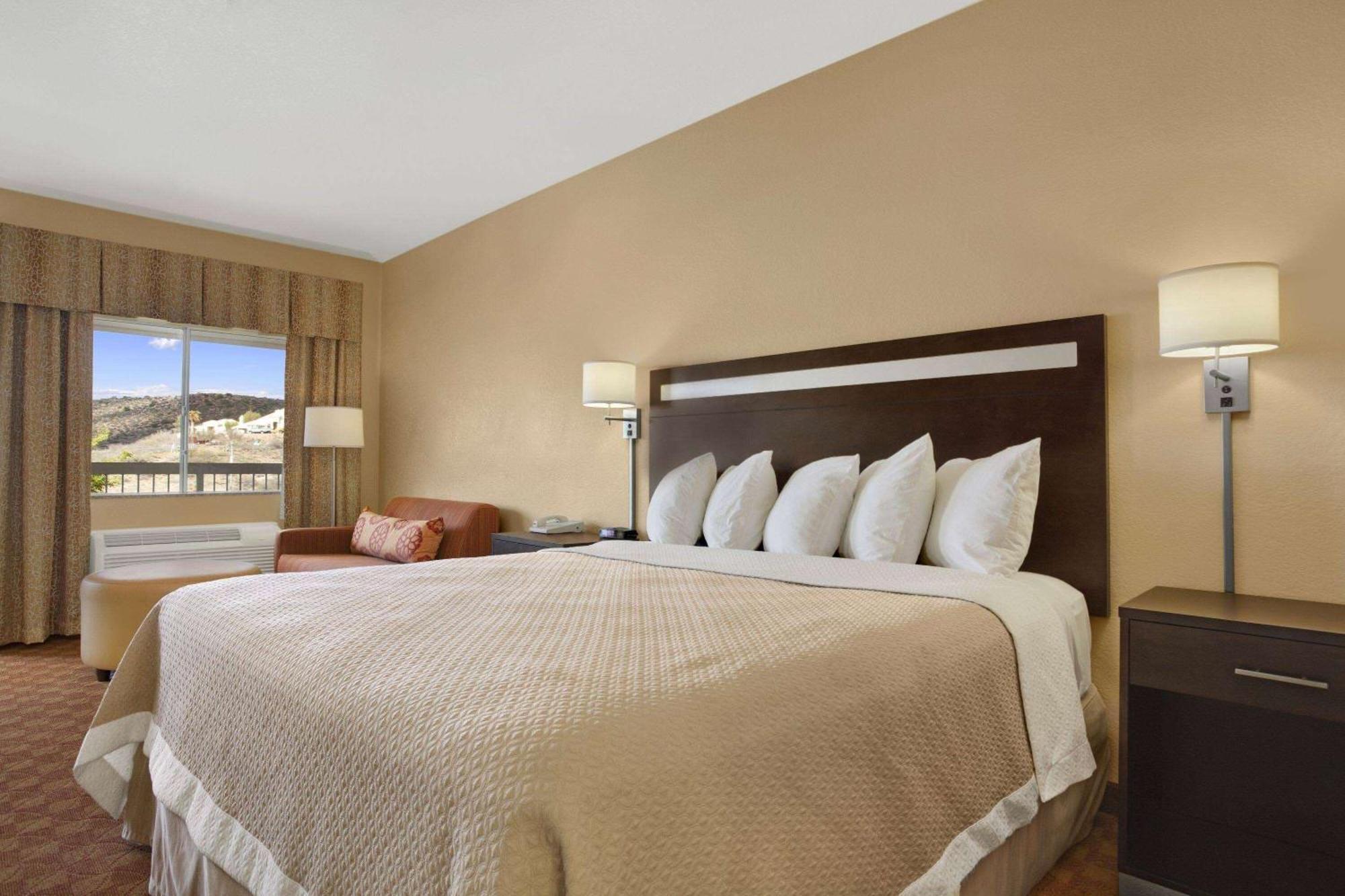 Days Inn By Wyndham Globe Esterno foto