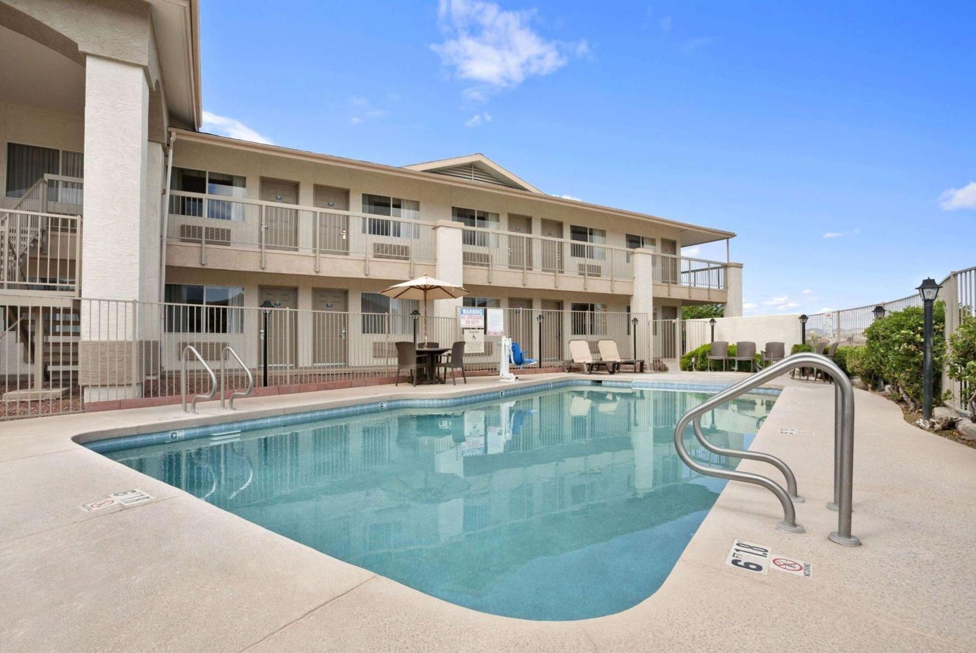 Days Inn By Wyndham Globe Esterno foto